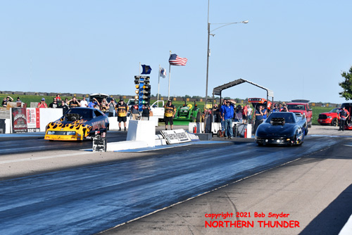 Kirk Williams - 'Williams Bros. Racing' (right 
lane) vs Shayne Lawson - 'Man O' War' (left lane)